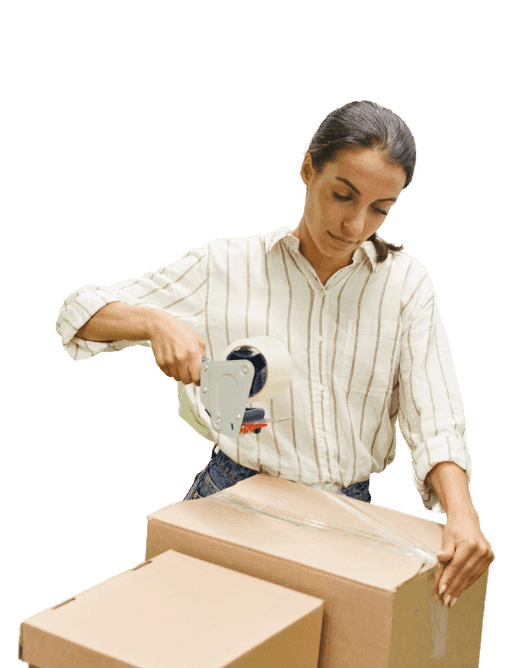 Femme emballant un carton avec ruban adhésif, illustrant l’organisation du déménagement en 1 mois.