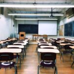 Classroom vide avec rangées de desks et tableau noir, ambiance scolaire. (Comment déménager pas cher à Paris)